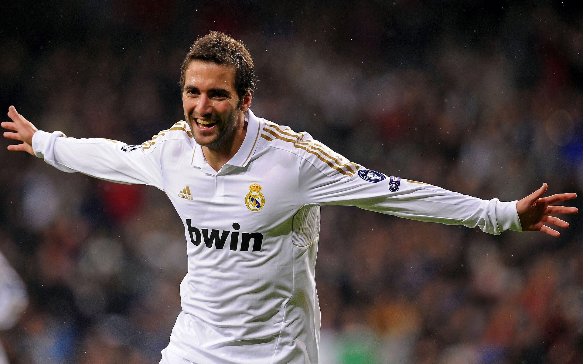 华体会登陆-C罗赛后签名送给残障球迷感动现场，c罗签名的足球值多少钱