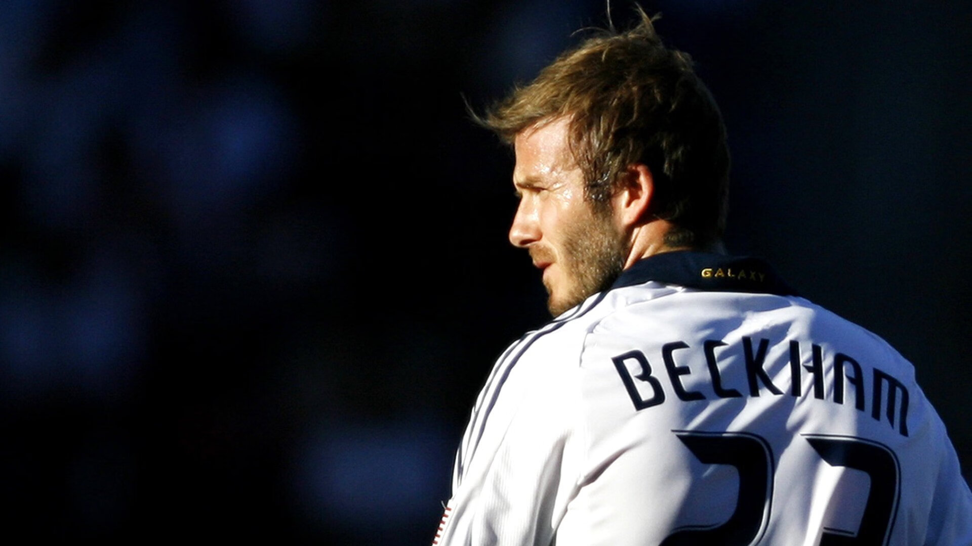 C罗赛后签名送给残障球迷感动现场,c罗签名的足球值多少钱